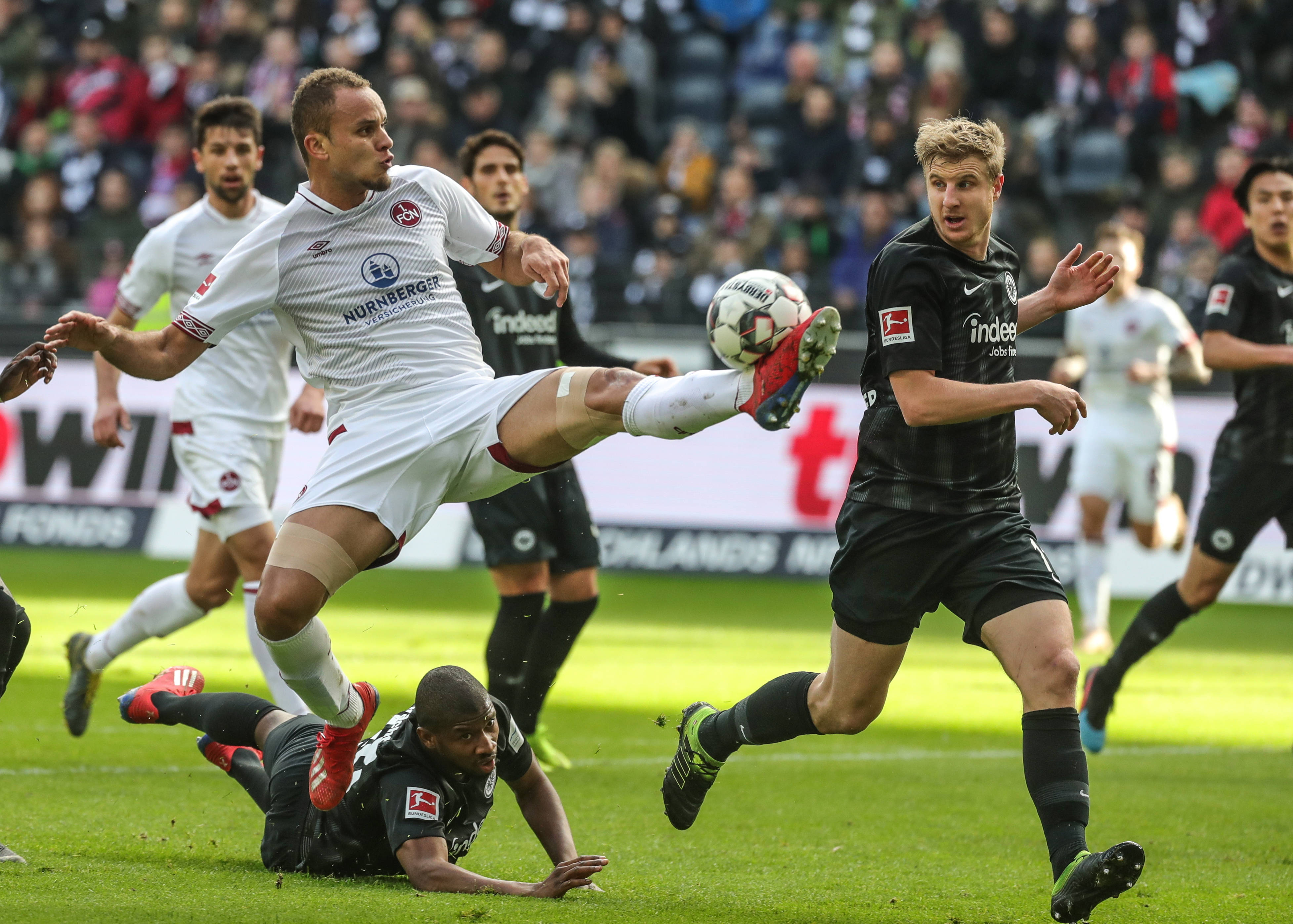 残阵“大巴黎”击败巴塞罗那