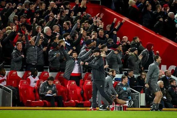 一个回3个T！2人被直接驱逐出场，判罚引热议