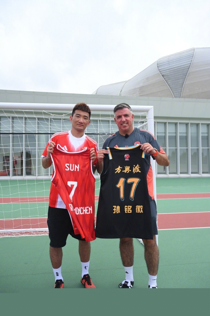 穆帅是皇马唯一的特权教练，穆帅与齐达内和众球员产生矛盾的真相